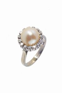 ANELLO - Peso gr 5 2 Misura14 (54) in oro bianco  al centro perla giapponese del diam di mm 9 5 ca circondata da diamanti  [..]