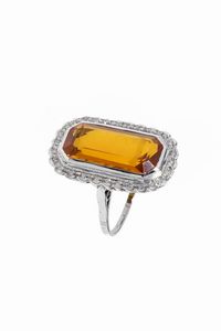 ANELLO - Peso gr 5 8 Misura 17 (57) in oro bianco  sommit con pietra sintetica di colore arancio  contornata da diamanti  [..]