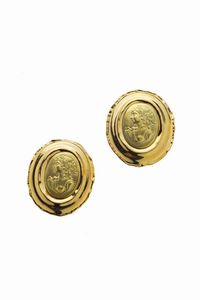 COPPIA DI ORECCHINI - Peso gr 8 4 in oro giallo lucido e satinato  di forma ovale  con al centro due ritratti femminili