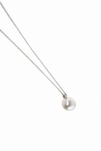 CATENA CON CIONDOLO - Peso gr 7 4 in oro bianco con perla scaramazza del diam di mm 14 5ca  sormontata da diamante taglio brillante  [..]