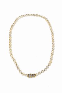GIROCOLLO - Lunghezza cm 39 composto da un filo di perle del diam di mm 6 6 ca. Chiusura a barilotto in oro giallo e bianco  [..]