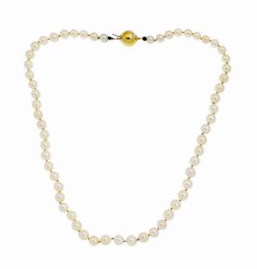 GIROCOLLO - Lunghezza cm 40 composto da un filo di perle giapponesi del diam di mm 6  Chiusura in oro giallo a sfera