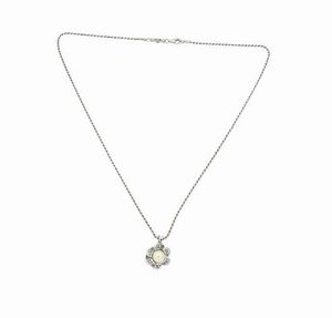 CATENA CON CIONDOLO - Peso gr 9 0 in oro bianco  a forma di fiore con perla giapponese del diam di mm 7 e piccoli diamantini taglio  [..]