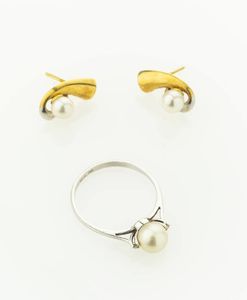 LOTTO DI DUE GIOIELLI - Peso gr 5 1 Misura17 in oro giallo e bianco  composto da coppia di orecchini  a lobo  con perline e un anello  [..]