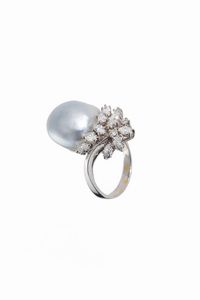 ANELLO - Peso gr 9 Misura 12 (52) in oro bianco  con perla scaramazza e diamanti taglio navette e brillante per totali  [..]
