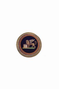 SPILLA - Peso gr 14 0 Diam. cm 4 5 in vermeil  di forma rotonda  XIX secolo  con al centro micromosaico raffigurante il  [..]