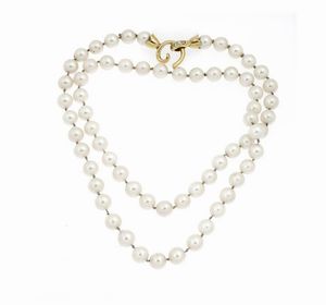 COLLANA - Lunghezza cm 65 composta da un filo di perle giapponesi del diam di mm 8. Chiusura in oro giallo a ricciolo con  [..]