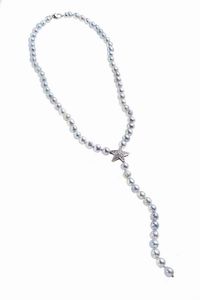 GIROCOLLO - Lunghezza cm 40 ca composto da un filo di perle giaponesi tinte nei toni del ceruleo diam 7 5. Al centro stellina  [..]