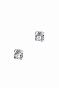 COPPIA DI ORECCHINI - Peso netto dell'oro gr 2 3 in oro bianco  a lobo  con due diamanti taglio brillante per totali ct 1 16 ca  probabile  [..]