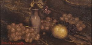 BERNARD EMILE HENRI (1868 - 1941) - Uva, altri frutti ed un vaso di fiori su un piano.