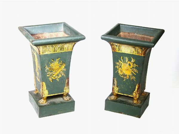 Coppia di vasi in metallo laccato verde  - Asta Un antico casale: arredi e collezioni - III - Associazione Nazionale - Case d'Asta italiane