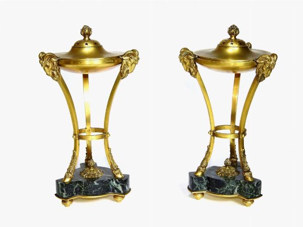 Coppia di bruciaprofumi in bronzo dorato  - Asta Un antico casale: arredi e collezioni - III - Associazione Nazionale - Case d'Asta italiane