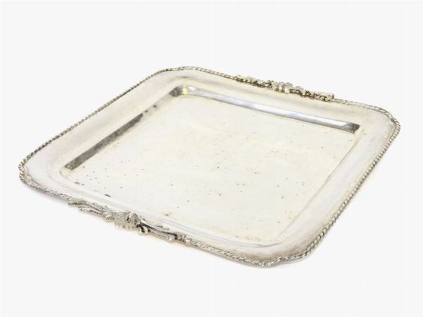 Vassoio quadrato in argento  - Asta Un antico casale: arredi e collezioni - III - Associazione Nazionale - Case d'Asta italiane