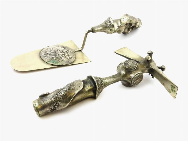Coppia di strumenti papali in argento  - Asta Un antico casale: arredi e collezioni - III - Associazione Nazionale - Case d'Asta italiane