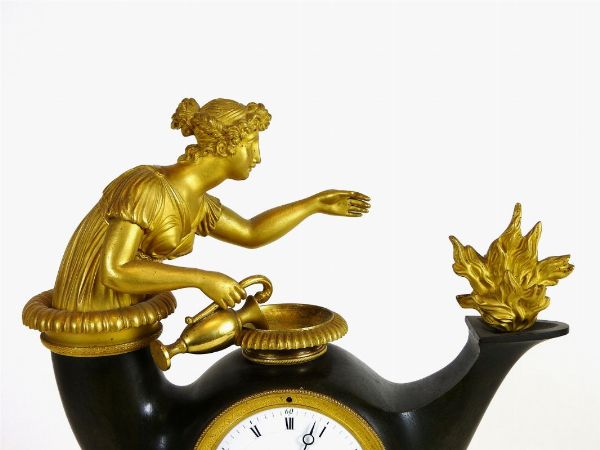 Orologio a pendolo da camino in bronzo dorato e patinato  - Asta Un antico casale: arredi e collezioni - III - Associazione Nazionale - Case d'Asta italiane