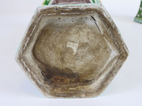 Serie di tre vasi Gu in porcellana policroma  - Asta Un antico casale: arredi e collezioni - III - Associazione Nazionale - Case d'Asta italiane