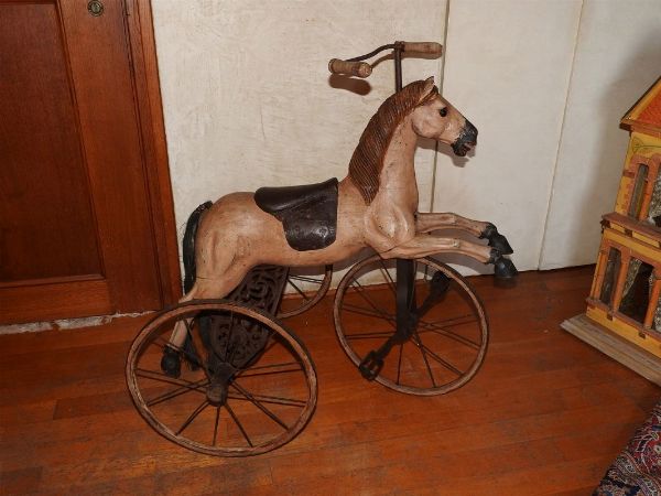 Cavallino a triciclo in legno laccato  - Asta Un antico casale: arredi e collezioni - III - Associazione Nazionale - Case d'Asta italiane