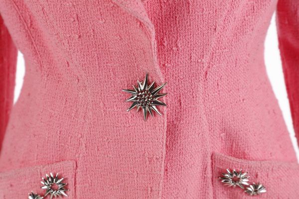 MUGLER THIERRY : Completo composto da giacca e gonna in cotone rosa, bottoni gioiello. Taglia 38.IT,  - Asta ASTA 330 - VINTAGE (online) - Associazione Nazionale - Case d'Asta italiane