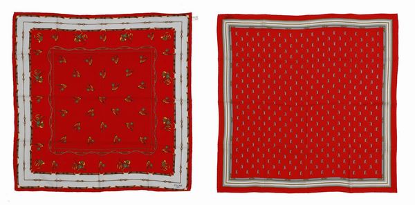 CELINE : Coppia di foulard in seta su base rossa.  - Asta ASTA 330 - VINTAGE (online) - Associazione Nazionale - Case d'Asta italiane