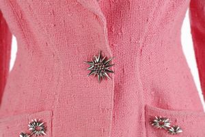 MUGLER THIERRY : Completo composto da giacca e gonna in cotone rosa, bottoni gioiello. Taglia 38.IT,  - Asta ASTA 330 - VINTAGE (online) - Associazione Nazionale - Case d'Asta italiane