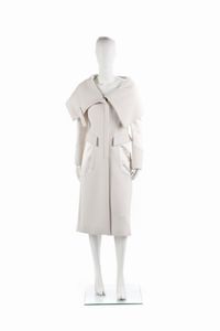 GUCCI - Collezione Tom Ford. Cappotto bianco lungo con ampio scollo e chiusura a zip, inserti in raso bianco con tasche laterali. Taglia 42IT.