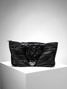 VERSACE GIANNI (1946 - 1997) - Pochette nera in pelle e vernice e chiusura stampa cocco. Etichetta Gianni Versace Couture.