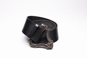 FERRE' GIANFRANCO - Cintura in pelle nera con galvanica argento anticato.