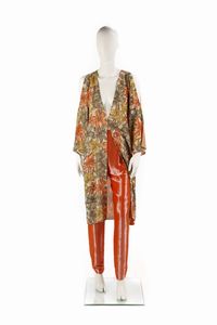 SCHON MILA - Completo composto da pantalone completamente ricamato a mano in baguette di vetro orange e spolverino in seta stampata a fiori.