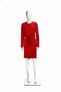 Valentino - Completo rosso composto da giacca con chiusura a fusciacca e taschine frontali e gonna longuette, taglia 44IT. Made in Italy. Anni 90.