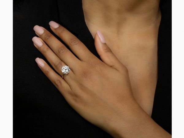 Anello solitario in oro bianco con diamante  - Asta Importanti Diamanti e Gioielli / Una selezione di Orologi - Associazione Nazionale - Case d'Asta italiane
