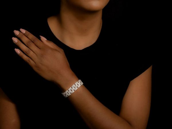 Bracciale in oro bianco con diamanti  - Asta Importanti Diamanti e Gioielli / Una selezione di Orologi - Associazione Nazionale - Case d'Asta italiane