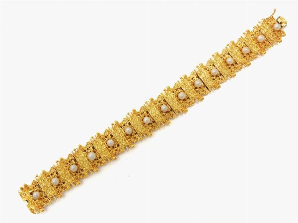 Bracciale in oro giallo e perle  - Asta Importanti Diamanti e Gioielli / Una selezione di Orologi - Associazione Nazionale - Case d'Asta italiane