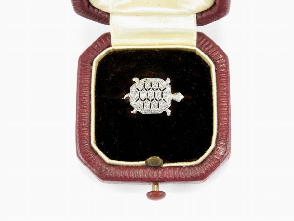 Spilla animalier in platino con diamanti  - Asta Importanti Diamanti e Gioielli / Una selezione di Orologi - Associazione Nazionale - Case d'Asta italiane