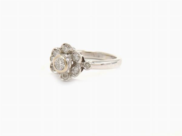 Anello in oro bianco con diamanti  - Asta Importanti Diamanti e Gioielli / Una selezione di Orologi - Associazione Nazionale - Case d'Asta italiane