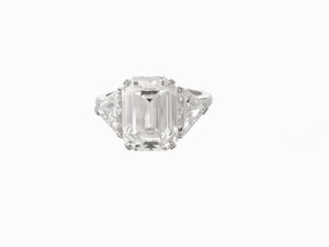 Anello in platino con diamanti  - Asta Importanti Diamanti e Gioielli / Una selezione di Orologi - Associazione Nazionale - Case d'Asta italiane