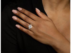Anello in platino con diamanti  - Asta Importanti Diamanti e Gioielli / Una selezione di Orologi - Associazione Nazionale - Case d'Asta italiane