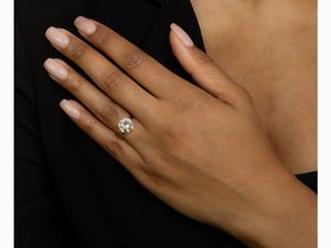 Anello solitario in oro bianco con diamante  - Asta Importanti Diamanti e Gioielli / Una selezione di Orologi - Associazione Nazionale - Case d'Asta italiane