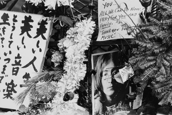 Anonimo : Senza titolo (Funerale di John Lennon)  - Asta Fotografia: Celebrities - Associazione Nazionale - Case d'Asta italiane