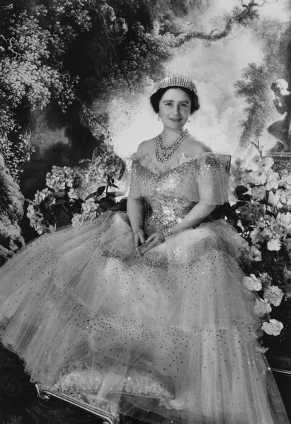 Cecil Beaton (attr.) : The Queen Mother  - Asta Fotografia: Celebrities - Associazione Nazionale - Case d'Asta italiane