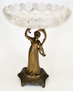 MANIFATTURA DEL XIX SECOLO - Alzatina in vetro e metallo a finitura dorata raffigurante una figura femminile che sostiene il piatto in vetro lavorato.
