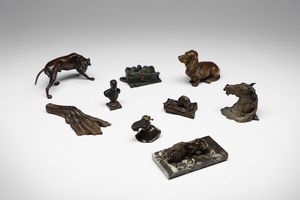 MANIFATTURA DEL XIX-XX SECOLO - Gruppo di nove oggetti in bronzo.