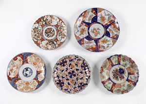 MANIFATTURA GIAPPONESE DEL XIX SECOLO - Gruppo di cinque piatti Imari a motivi floreali in porcellana.