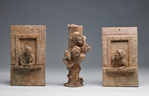 PLASTICATORE ITALIANO DEL XIX SECOLO - Gruppo di tre terracotte, tronco con figure, donna al davanzale, uomo al davanzale.