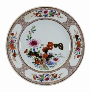 COMPAGNIA DELLE INDIE, CINA - Coppia di piatti in porcellana con decorazioni floreali.