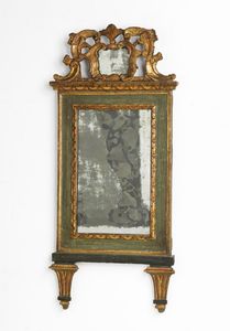 MANIFATTURA DEL XIX SECOLO - Specchiera in legno intagliato e laccato, con cimasa in legno dorato.