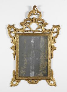 MANIFATTURA VENEZIANA DEL XIX SECOLO - Specchiera in legno dorato e intagliato a rocaille nello stile del XVIII secolo.