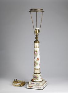 MANIFATTURA DEL XIX SECOLO - Lampada in porcellana dipinta a decorazioni floreali.