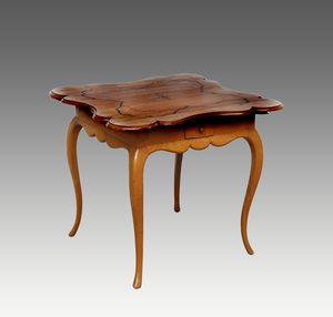 MANIFATTURA VENETA DEL XVIII SECOLO - Tavolino in legno di noce con piano filettato e sagomato, gambe arcuate.