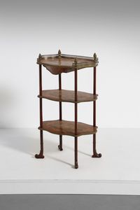 MANIFATTURA FRANCESE DEL XIX-XX SECOLO - Tavolino a tre ripiani in legno intarsiato, con inserti in bronzo dorato.