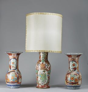 ARTE GIAPPONESE - Gruppo di tre vasi Imari montati a lampada Giappone, XIX secolo